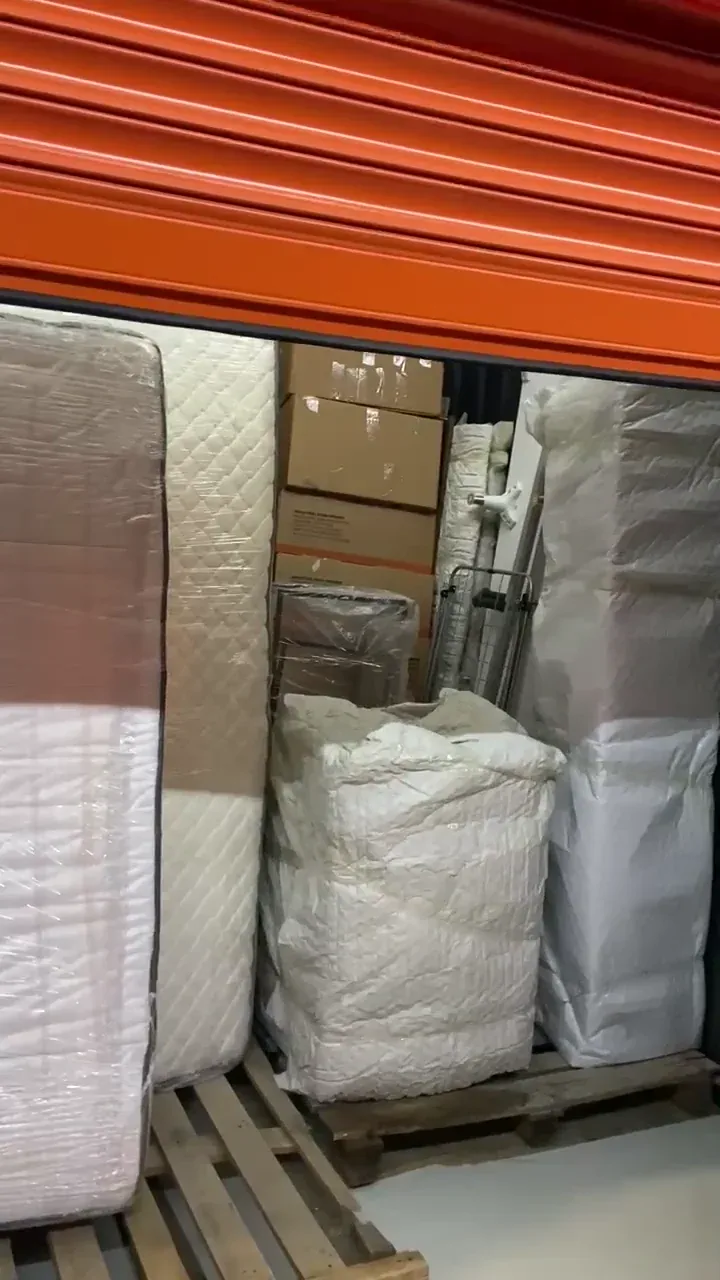 Depo bölümündeki koruyucu ambalajlı eşyalar