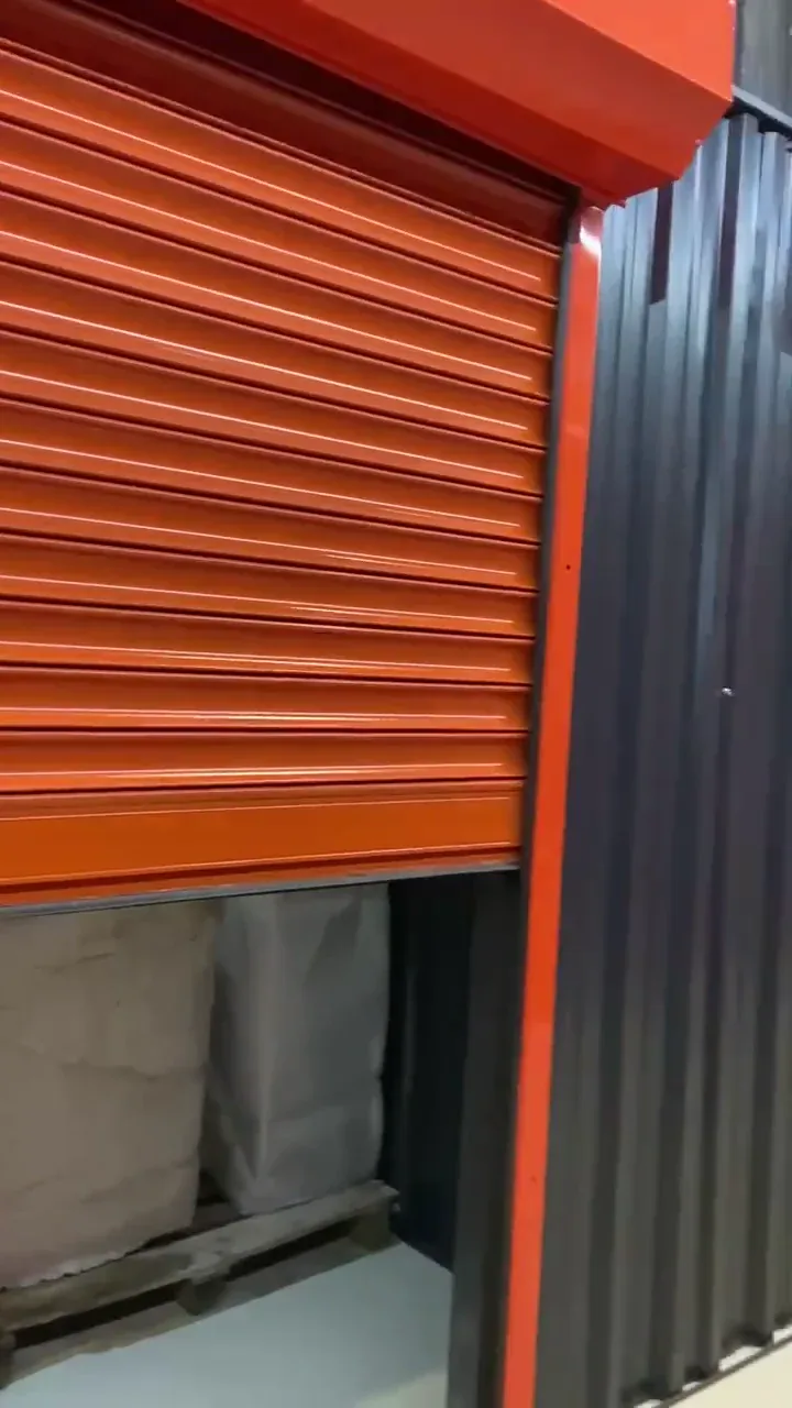Ambalajlı eşyaların bulunduğu ayrı depo bölümünün kapısı