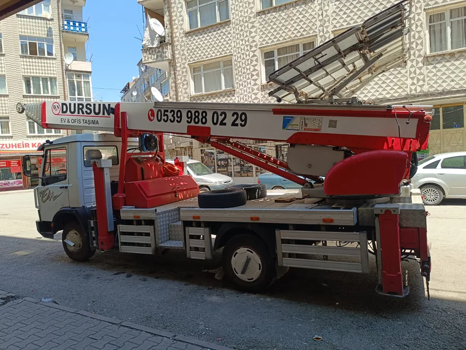 Taşıma asansörünün cephe önünde kurulumu