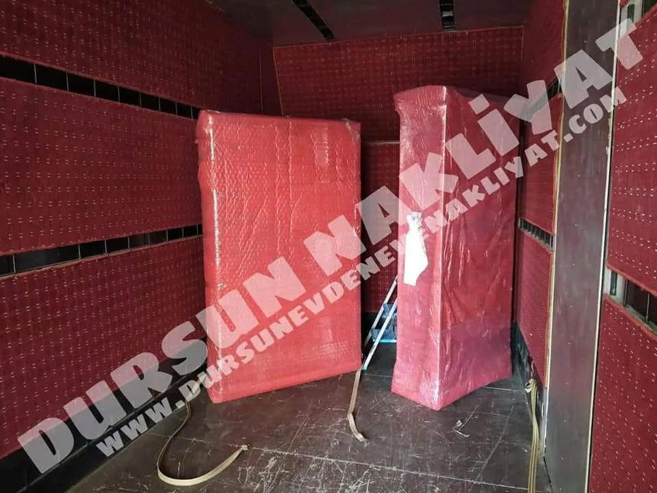 Araç içinde ambalajlı mobilya yerleşimi