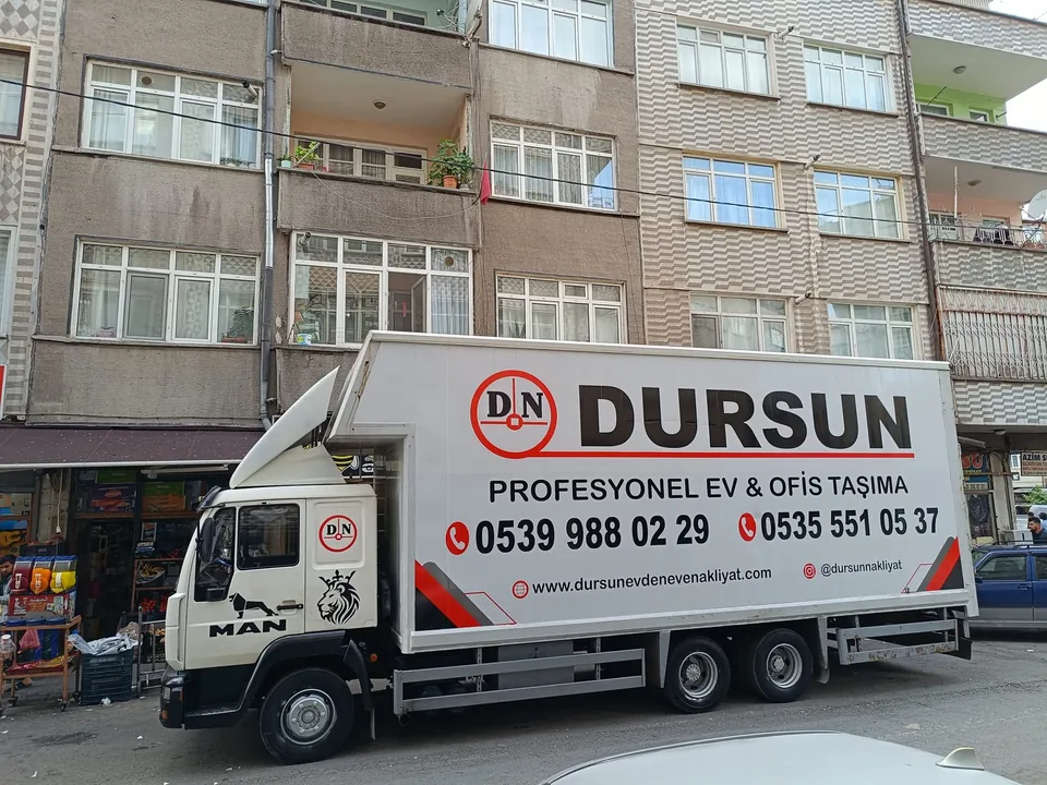 Dursun Nakliyat aracının bina önündeki görünümü