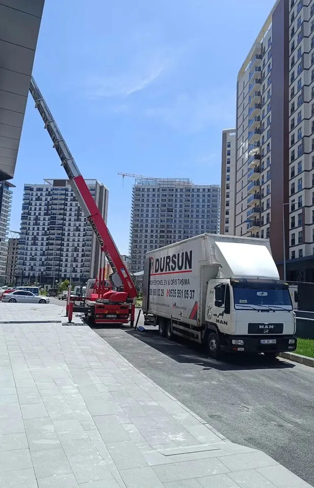 Bina cephesinde kurulmuş taşıma asansörü ve araç