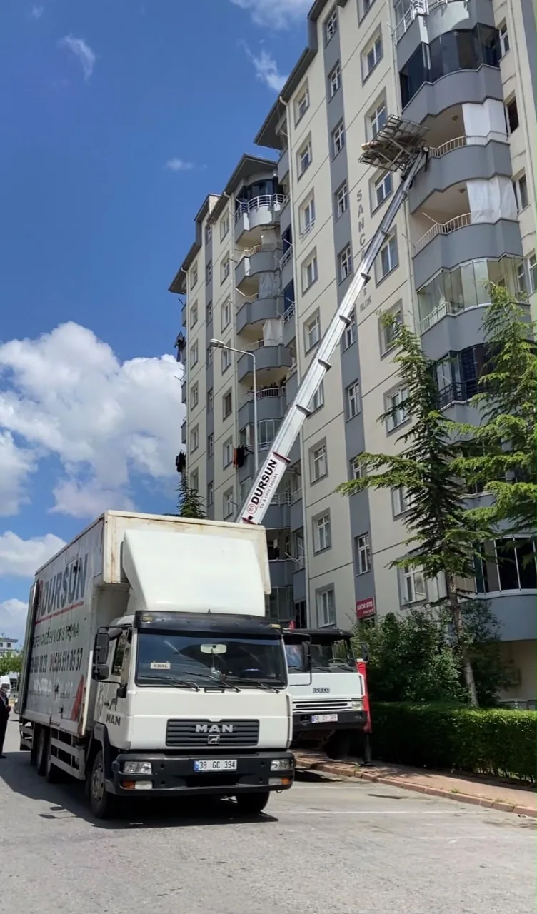 Dursun Nakliyat kamyonu ve bina önünde kurulu taşıma asansörü