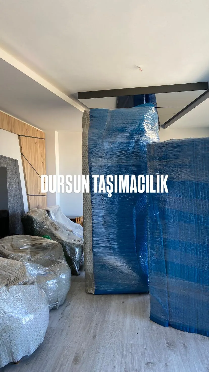 Koruyucu malzeme ile paketlenmiş mobilya ve koltuklar