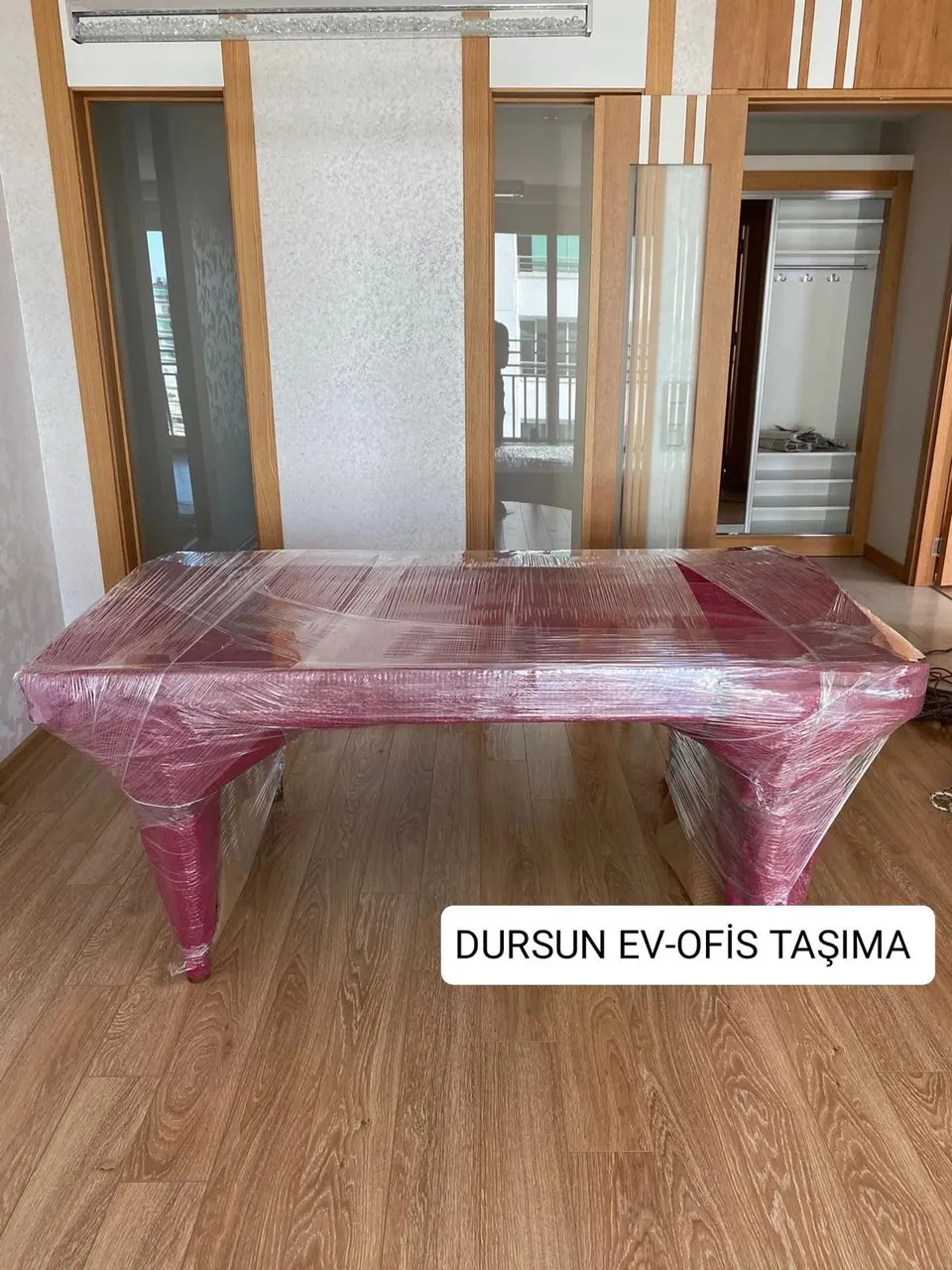 Köşeleri ve ayakları dahil ambalajlanmış masa